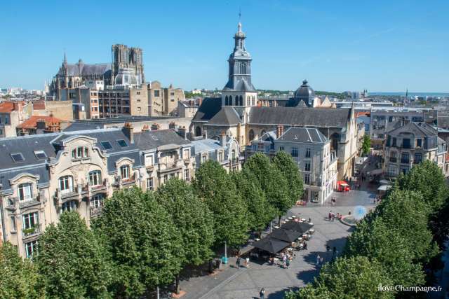 Vue sur la cathédrale Notre-Dame de Reims depuis le Best Western Hôtel de La Paix, hôtel proche de la gare de Reims