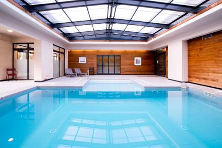 La piscine couverte pour un séjour relaxation à l'hôtel piscine Hôtel de La Paix au centre-ville de Reims