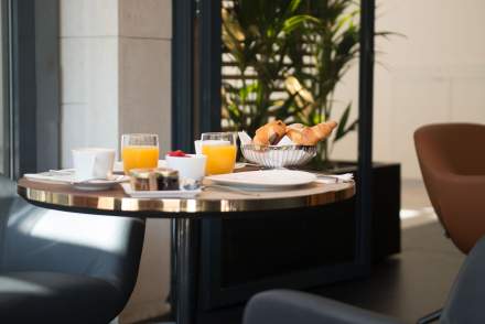 Petit-déjeuner sur une table à l'Hôtel de la Paix, hôtel situé au centre-ville de Reims, Place d'Erlon