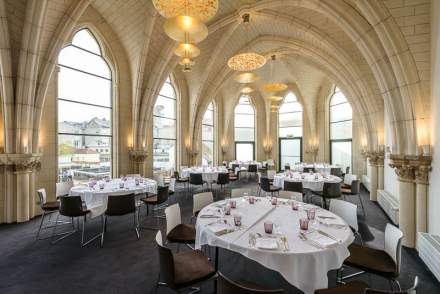 Grande salle avec plusieurs tables pour des séminaires à Reims à l'hôtel séminaire Hôtel de La Paix, Best Western Premier
