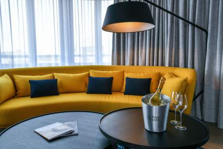 Grand canapé jaune à l'Hôtel de la Paix, Best Western 4 étoiles au centre-ville de Reims
