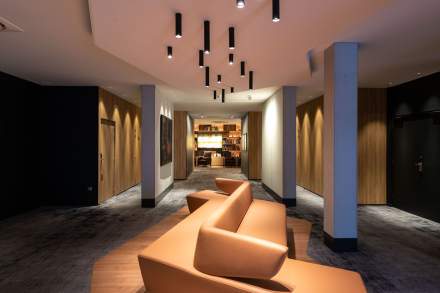 Couloir lumineux avec des canapés design à l'hôtel 4 étoiles Hôtel de la Paix à Reims, Marne