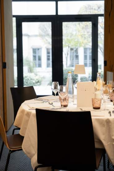 Grande salle avec plusieurs tables pour des repas de séminaires à Reims, Hôtel de La Paix, Best Western Premier
